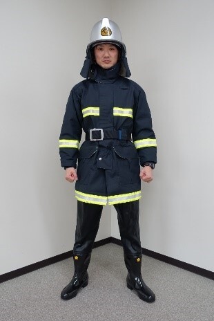 消防団防火衣を着た消防士の写真